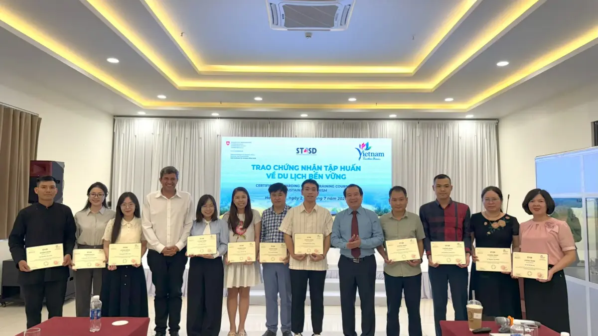 Phó Cục trưởng Cục Du lịch Quốc gia Việt Nam Hà Văn Siêu và ông Olivier Messmer - Chuyên  gia trưởng Dự án ST4SD trao chứng nhận hoàn thành chương trình tập huấn về du lịch bền vững