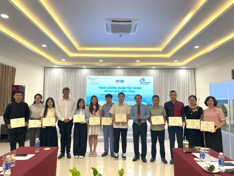 Phó Cục trưởng Cục Du lịch Quốc gia Việt Nam Hà Văn Siêu và ông Olivier Messmer - Chuyên gia trưởng Dự án ST4SD trao chứng nhận hoàn thành chương trình tập huấn về du lịch bền vững
